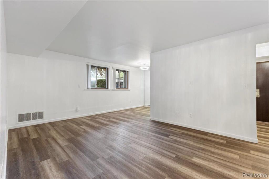 29890 West 12 Mile Road, Unit 902 Farmington, MI 48334 - Photo 6 of 27