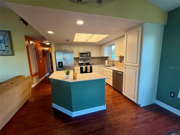 en empty room with wooden floor