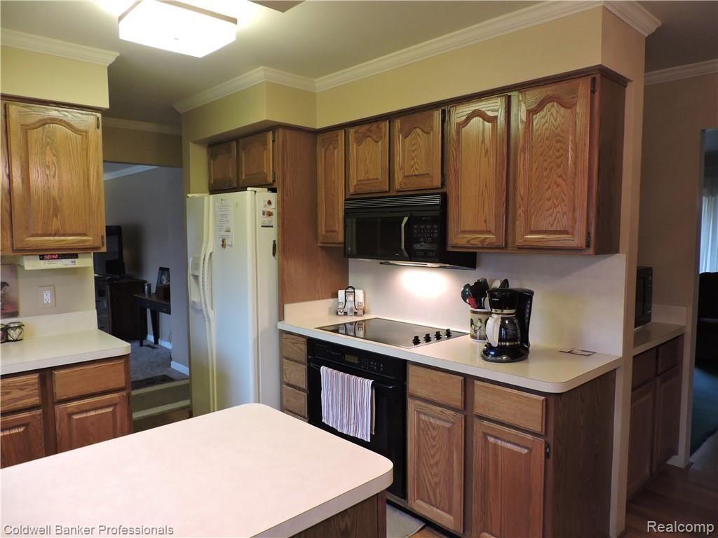 7000 Oakhill Road Clarkston, MI 48348 - Photo 18 of 47 Rich wood cabinetry.