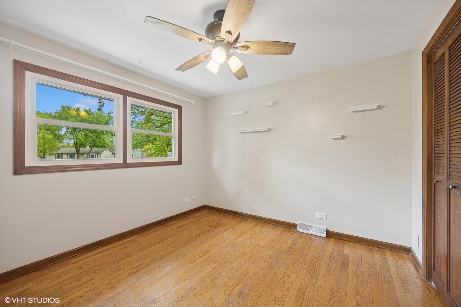 2020 Rolling Ridge Lane Lindenhurst, IL 60046 - Photo 8 of 12 Gallery Image 8