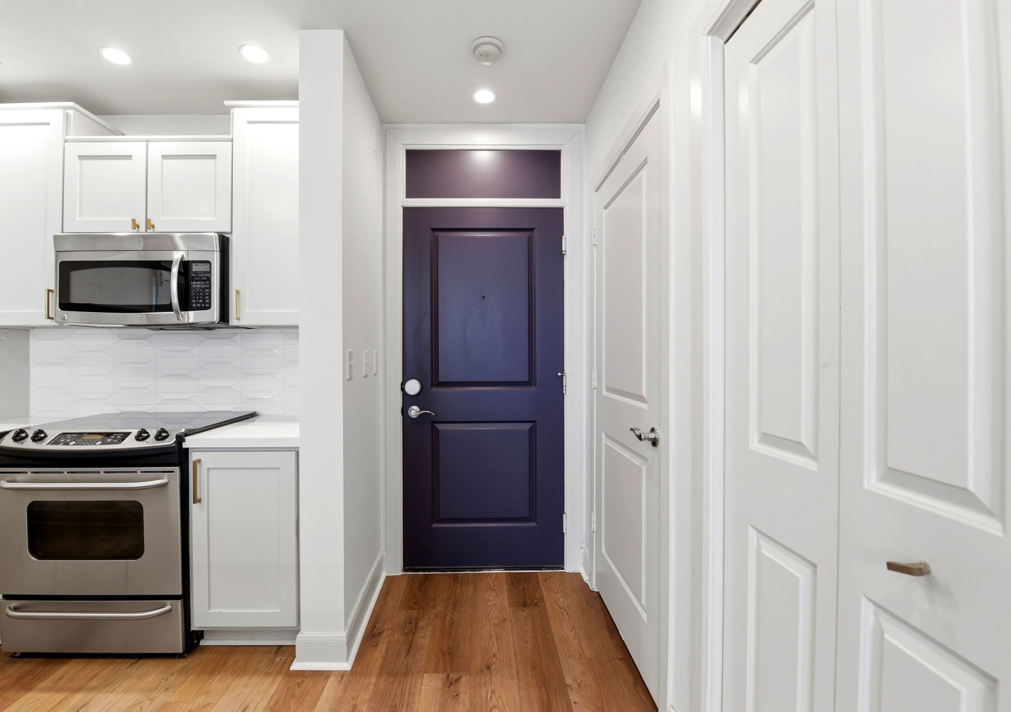 1010 Rosine Street, Unit 43 Houston, TX 77019 - Photo 14 of 48 a view of a hallway with wooden floor and electronic appliances