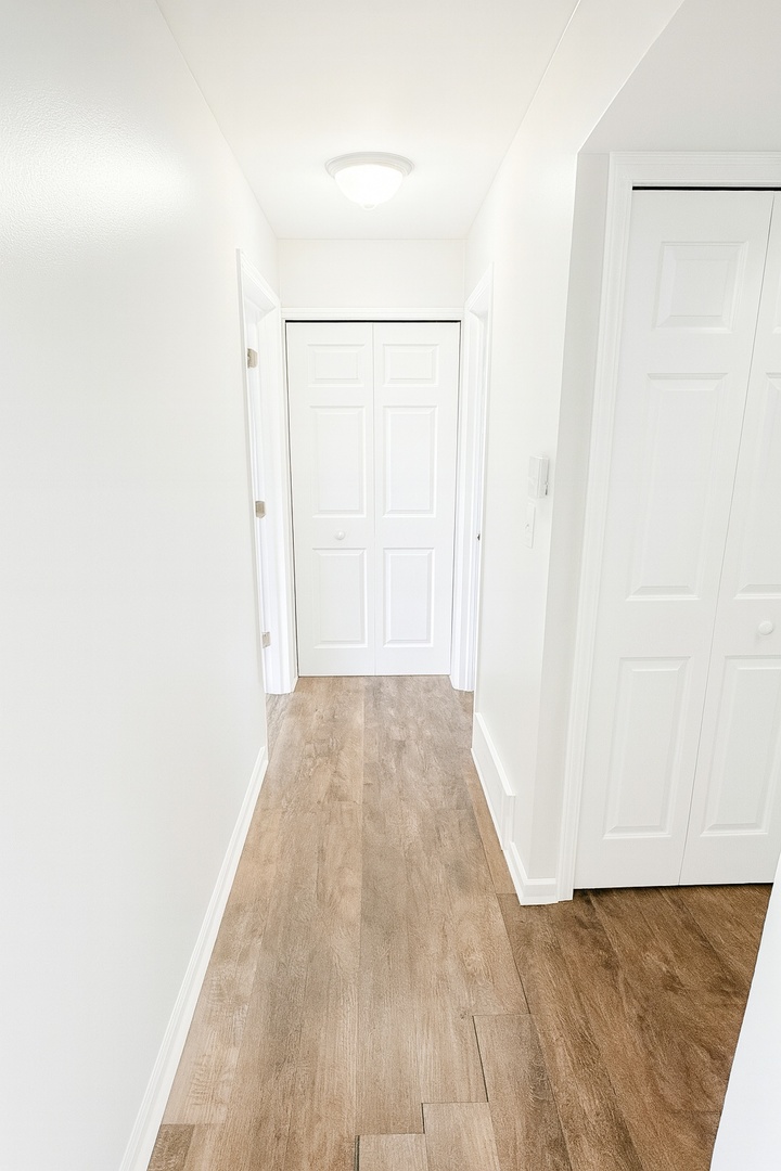 1870 Tall Oaks Drive, Unit 3104 Aurora, IL 60505 - Photo 12 of 16 a view of a room with wooden floor and bench