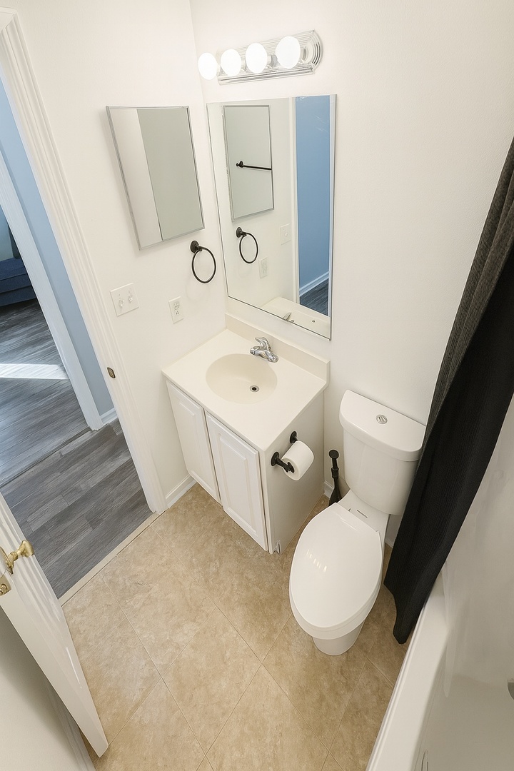 1870 Tall Oaks Drive, Unit 3104 Aurora, IL 60505 - Photo 13 of 16 a bathroom with a toilet sink and mirror