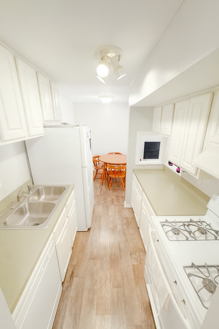 1870 Tall Oaks Drive, Unit 3104 Aurora, IL 60505 - Photo 5 of 16 a view of a kitchen with a sink and living room