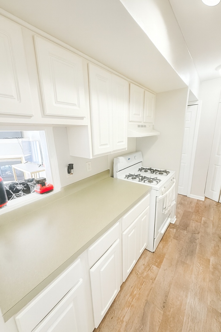 1870 Tall Oaks Drive, Unit 3104 Aurora, IL 60505 - Photo 6 of 16 a utility room with cabinets washer and dryer