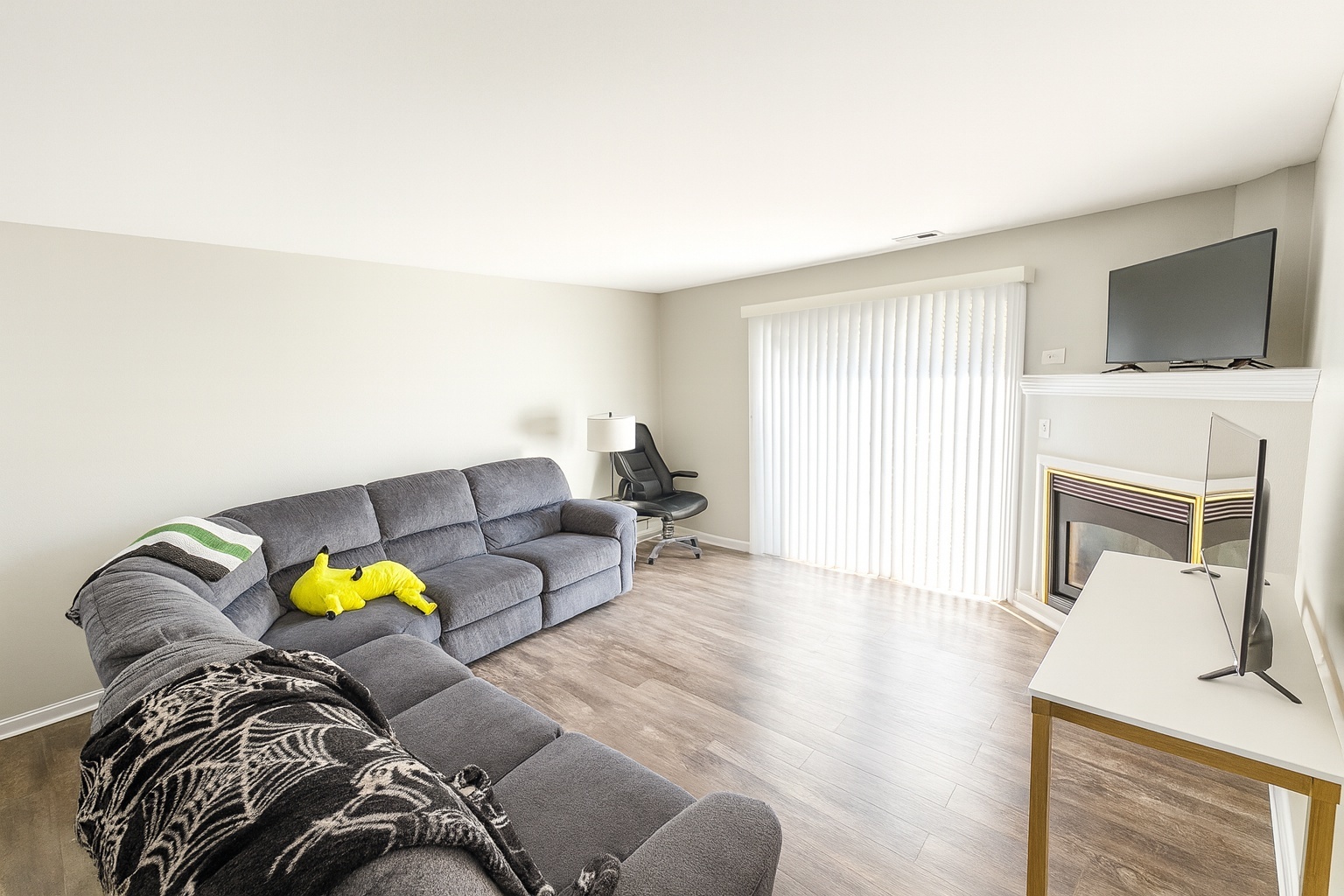 1870 Tall Oaks Drive, Unit 3104 Aurora, IL 60505 - Photo 10 of 16 a living room with furniture fireplace and flat screen tv