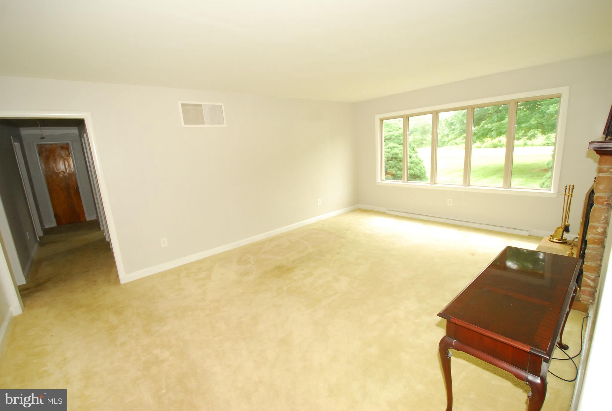 27315 Ridge Road Damascus, MD 20872 - Photo 14 of 28 Living Room