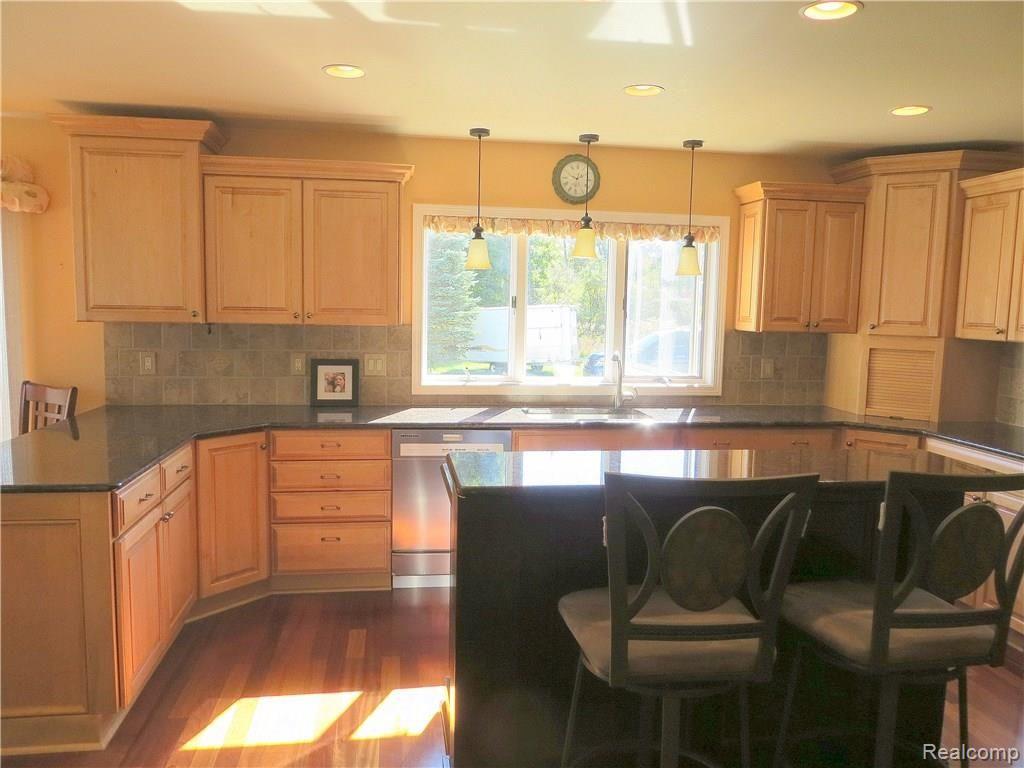 5290 Fenton Road Fenton, MI 48430 - Photo 10 of 44