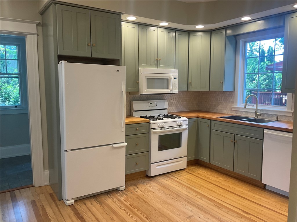 923 Harvard Street Rochester, NY 14610 - Photo 14 of 45 This is an modern up to date kitchen!