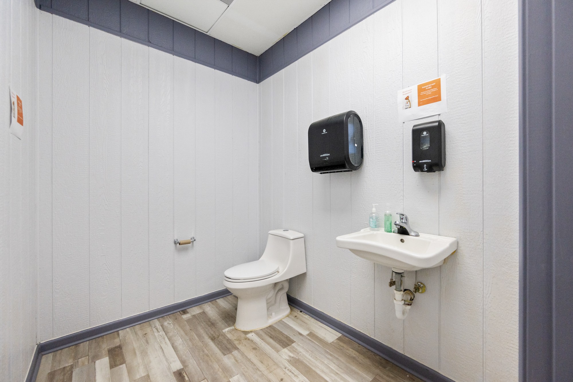19225 West Main Street Huntingdon, TN 38344 - Photo 21 of 30 a bathroom with a toilet a sink and mirror