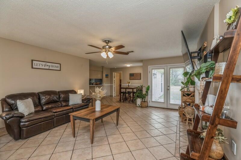 422 John King Road Crestview, FL 32539 - Photo 4 of 30 a living room with furniture and a potted plant
