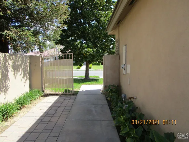 a view of a pathway with a pathway both side of house