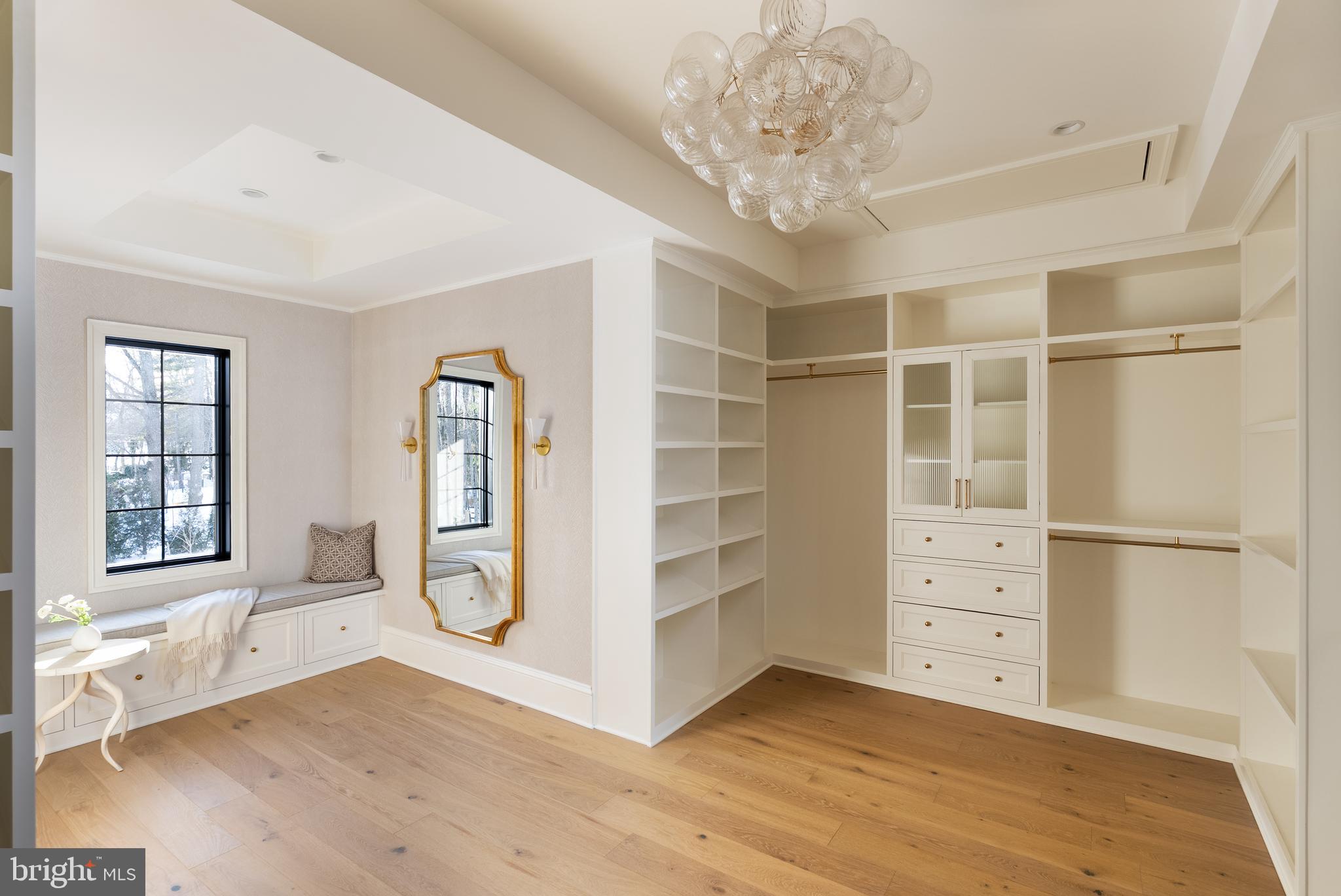 8634 Overlook Road McLean, VA 22102 - Photo 48 of 76 Designer wallpaper & brass details