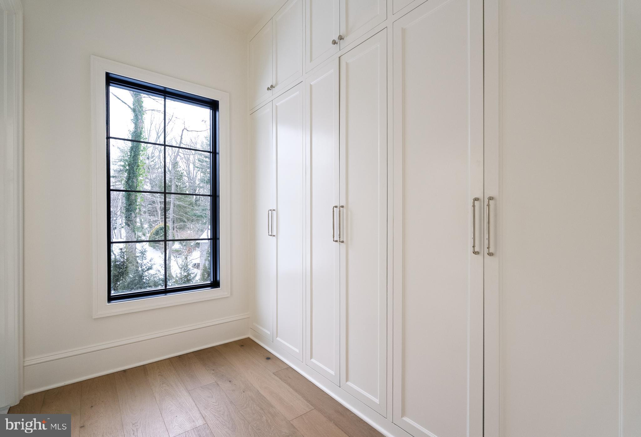 8634 Overlook Road McLean, VA 22102 - Photo 59 of 88 an empty room with wooden floor closet and windows