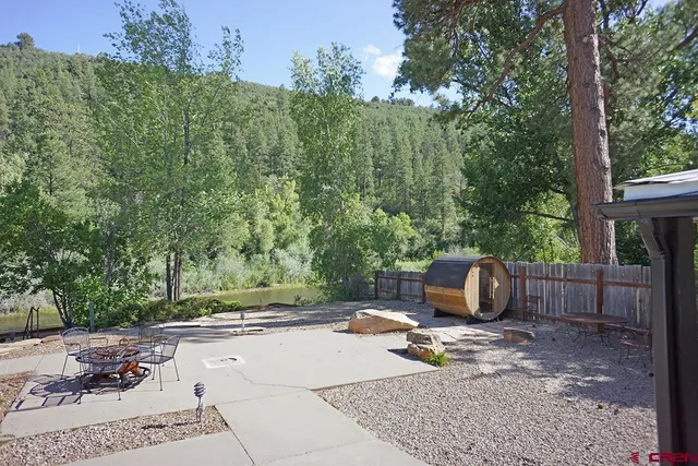 a view of a backyard