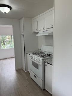 681 South Market Road Earlimart, CA 93219 - Photo 5 of 13 a stove top oven sitting inside of a kitchen