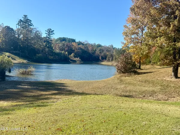 $299,000 | 300 Deer Creek Road, Grenada, MS 38901