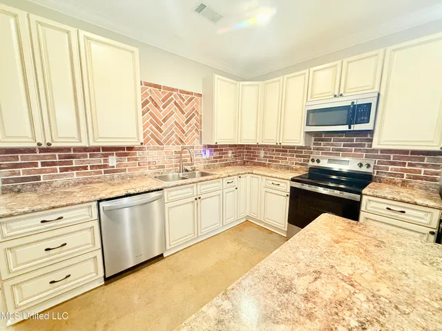 $299,000 | 300 Deer Creek Road, Grenada, MS 38901