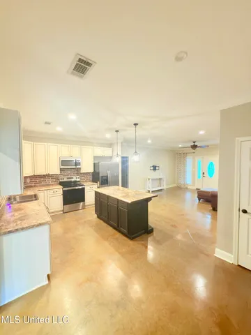 $299,000 | 300 Deer Creek Road, Grenada, MS 38901