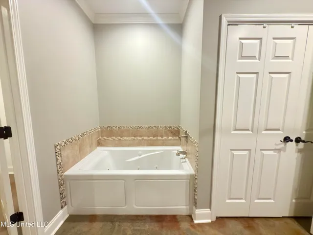 $299,000 | 300 Deer Creek Road, Grenada, MS 38901