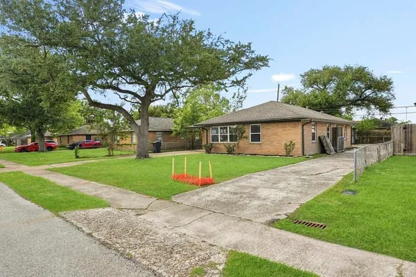 $2,200 | 2409 Estate Drive, Deer Park, TX 77536