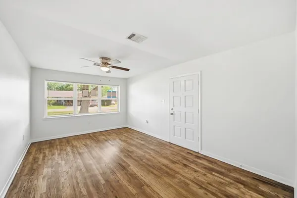 $2,200 | 2409 Estate Drive, Deer Park, TX 77536
