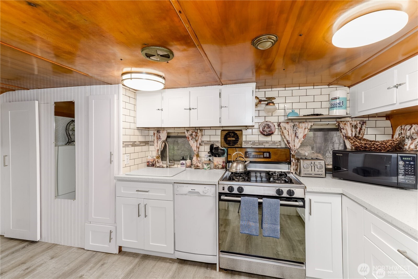 17 Thompson Point Road Port Angeles, WA 98363 - Photo 4 of 25