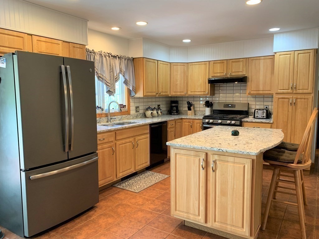 915 Southbridge Road Warren, MA 01585 - Photo 4 of 29