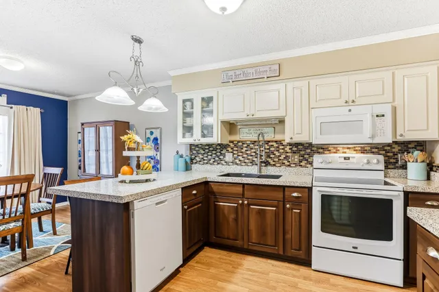 $190,000 | 1807 1/2 County Road E East, Unit 34, White Bear Lake, MN 55110