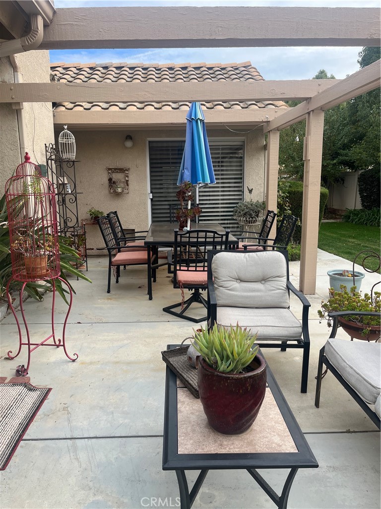637 Torrey Pines Road Banning, CA 92220 - Photo 3 of 24 a view of living room filled with furniture and a potted plant