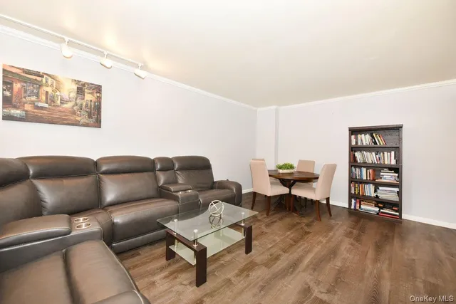 $365,000 | 101 Lincoln Avenue, Unit 3R, Mineola, NY 11501