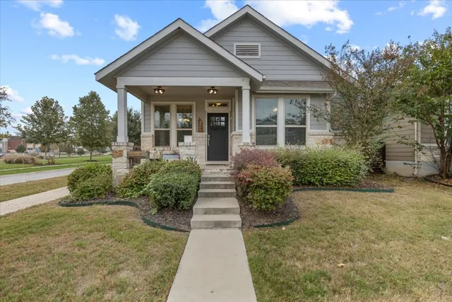 a view of a house with backyard and garden