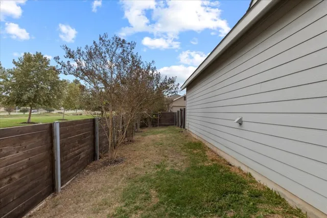 a view of a backyard