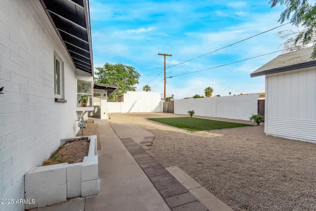 a view of backyard of the house