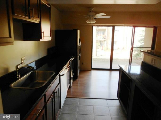 11627 Stoneview Square, Unit 78/2B Reston, VA 20191 - Photo 10 of 17 Kitchen