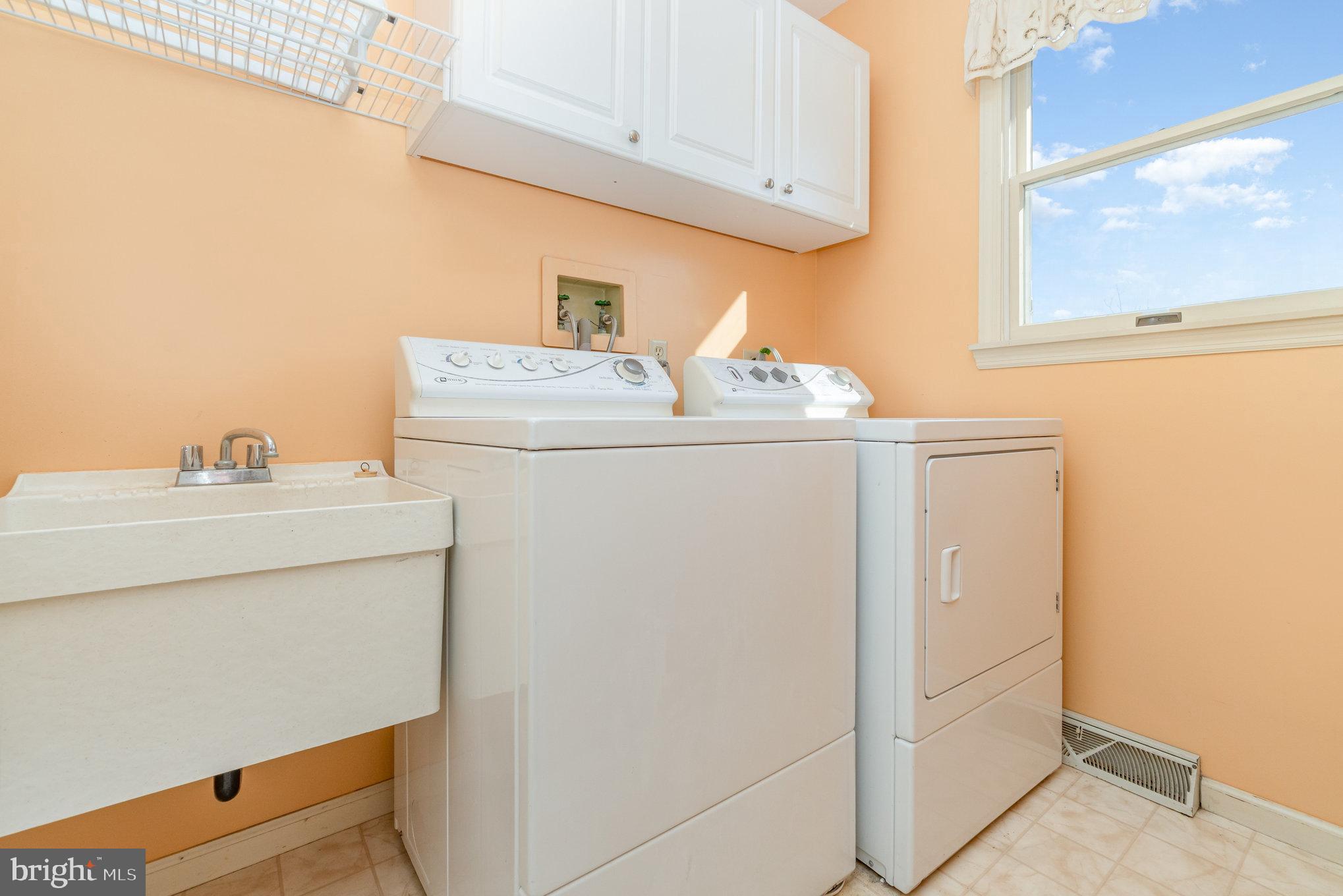 25 Estates Drive Reading, PA 19606 - Photo 18 of 43 a utility room with dryer and washer