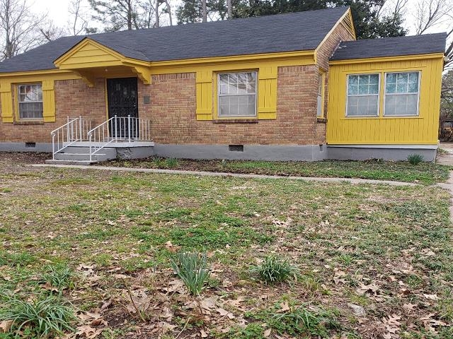1019 Railton Road Memphis, TN 38111 - Photo 3 of 16 a front view of a house with garden