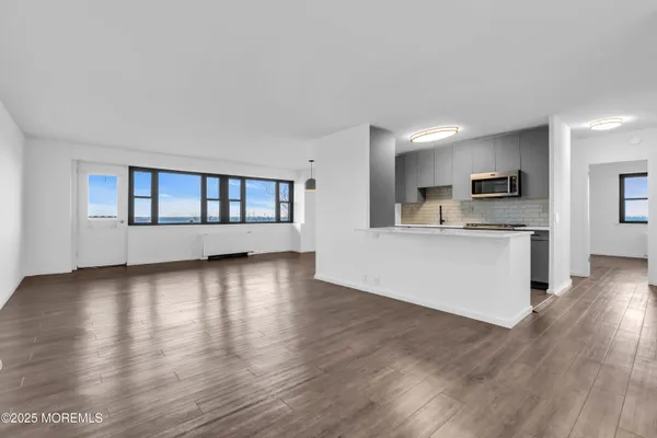 $3,900 | 10 Ocean Boulevard, Unit 2D, Atlantic Highlands, NJ 07716