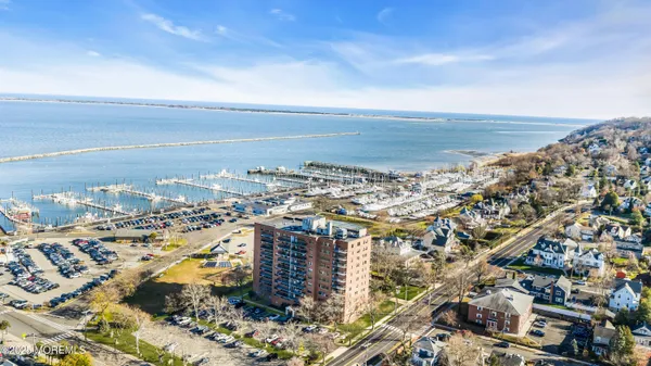 $3,900 | 10 Ocean Boulevard, Unit 2D, Atlantic Highlands, NJ 07716