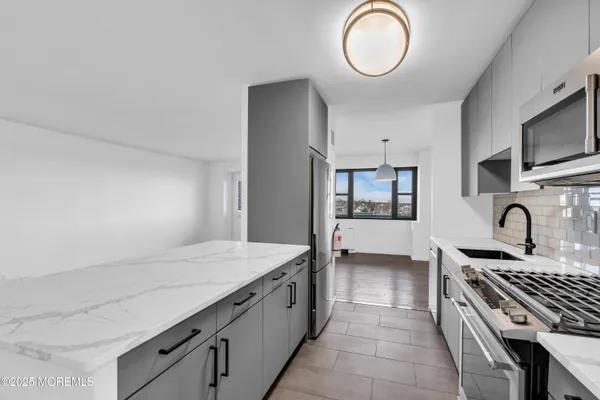 $3,900 | 10 Ocean Boulevard, Unit 2D, Atlantic Highlands, NJ 07716