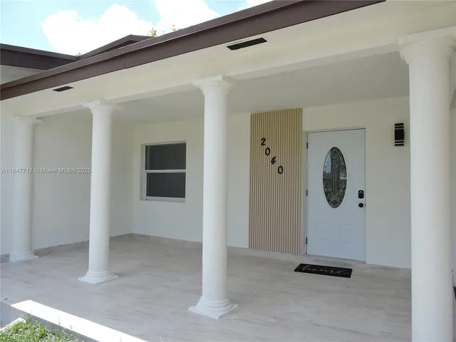a view of a house with backyard