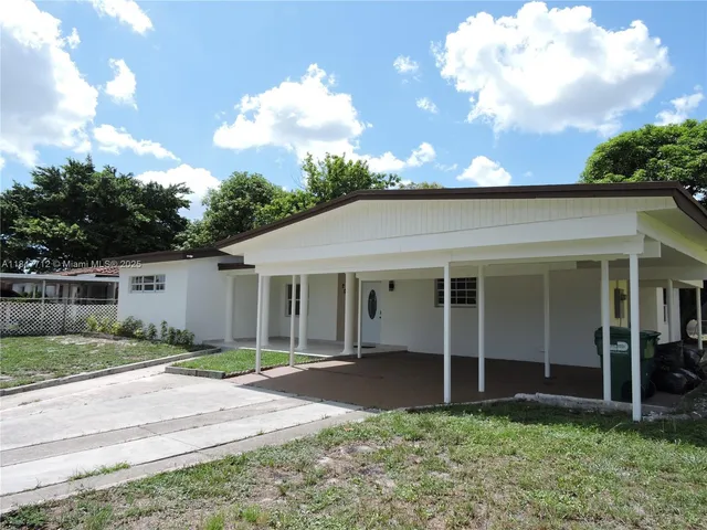 a view of a house with backyard and porch