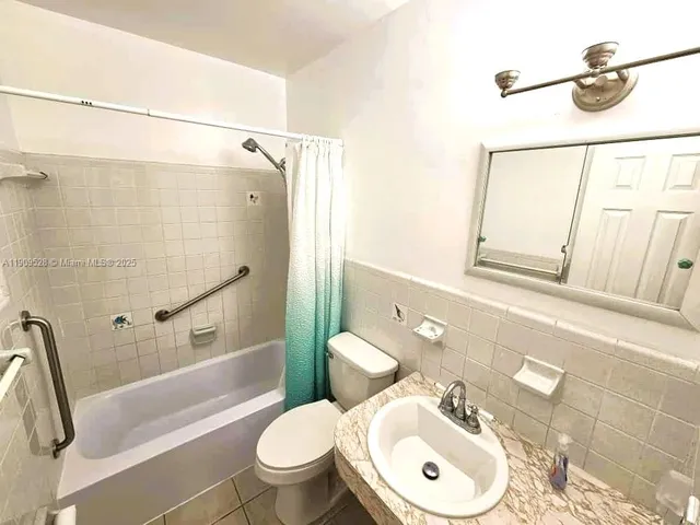 $2,450 | 3217 Northeast 7th Place, Unit 1, Pompano Beach, FL 33062