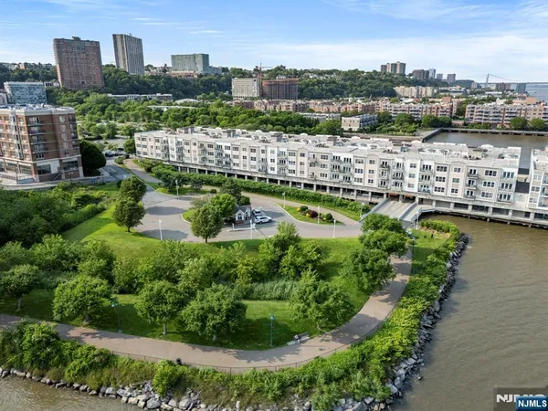 $4,250 | 108 The Promenade, Unit 108, Edgewater, NJ 07020