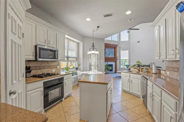 $595,000 | 2302 Grizzly Run Lane, Euless, TX 76039