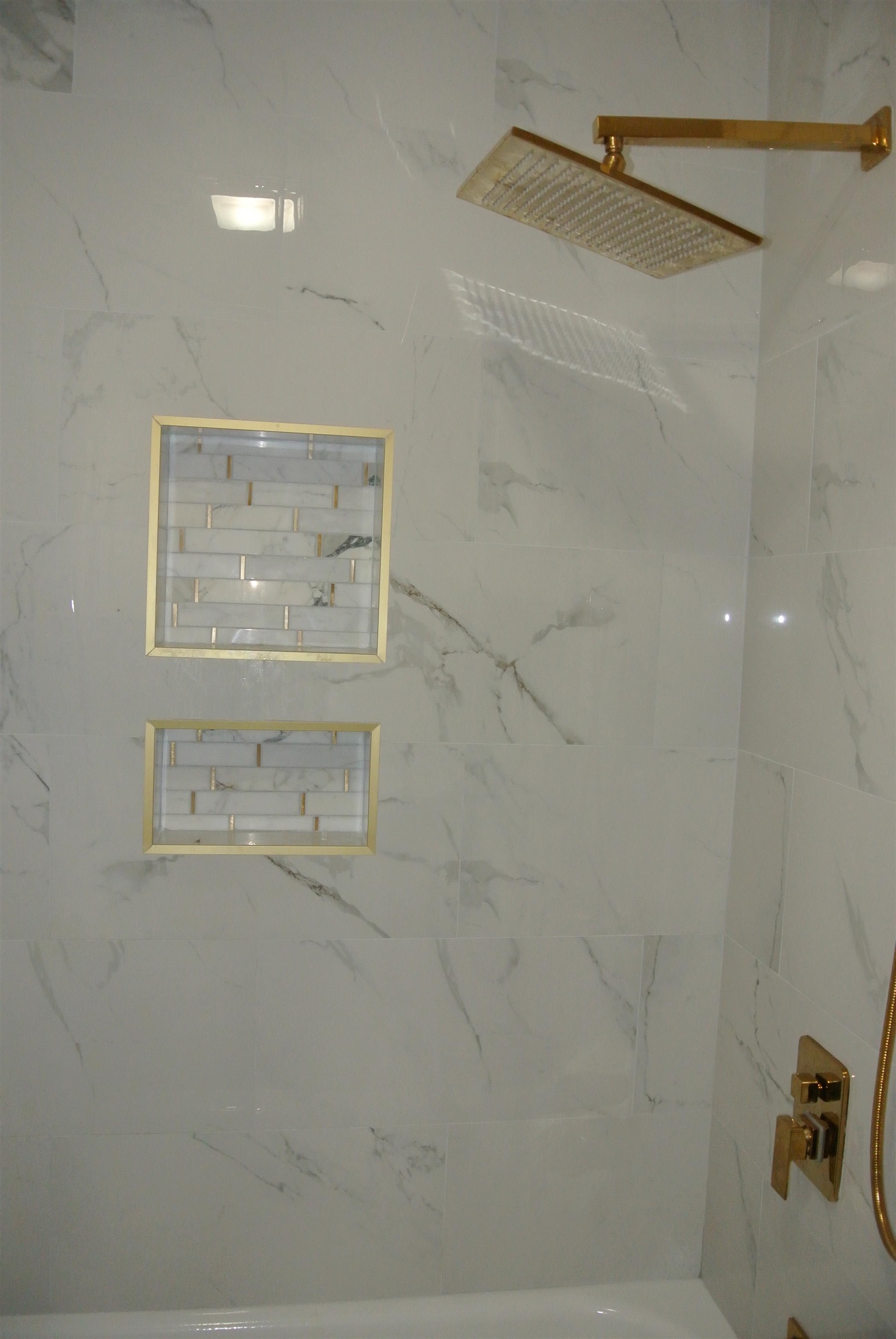 1453 Colonial Road Memphis, TN 38117 - Photo 11 of 19 a bathroom with a shower