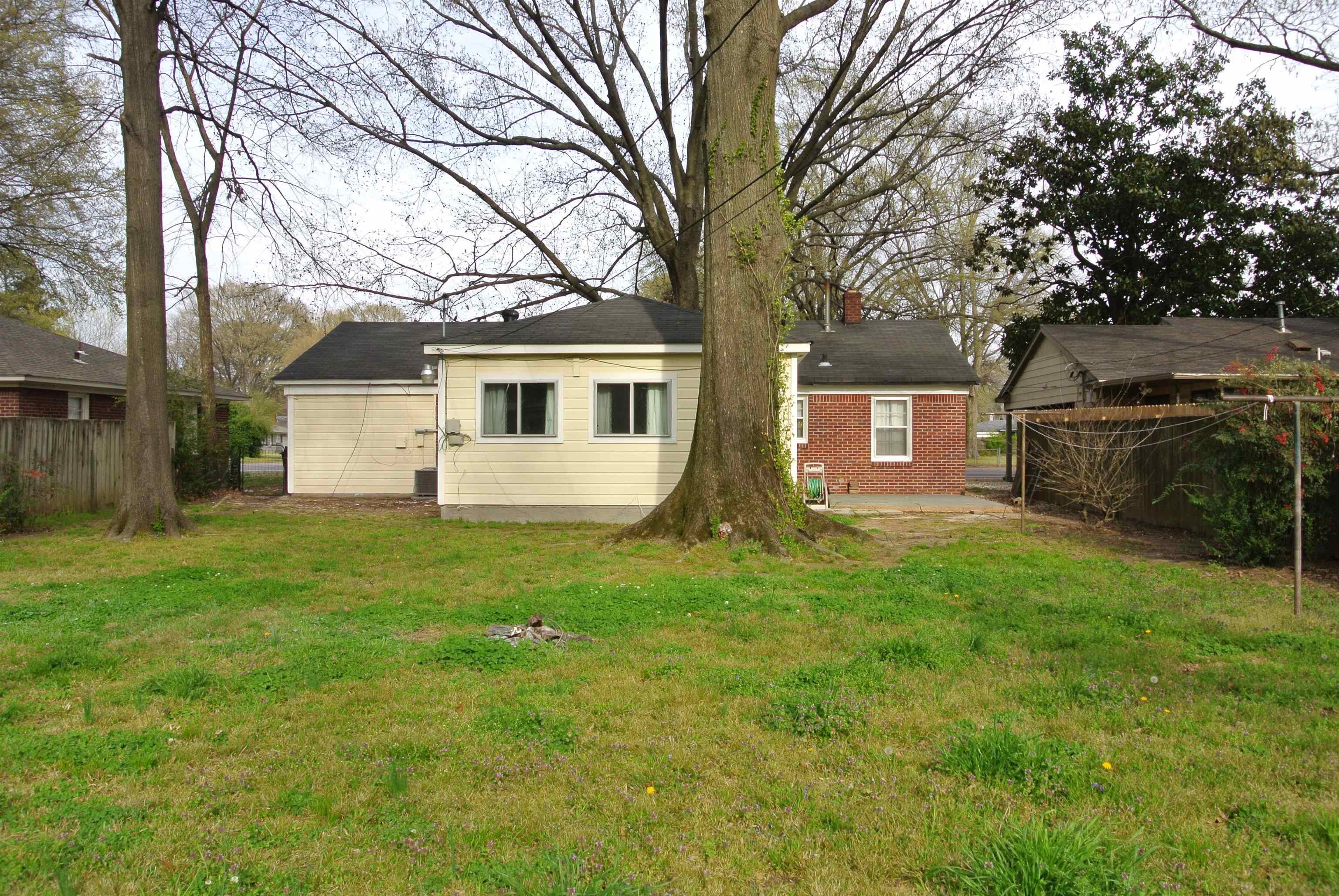 1453 Colonial Road Memphis, TN 38117 - Photo 19 of 19 front view of a house with a yard