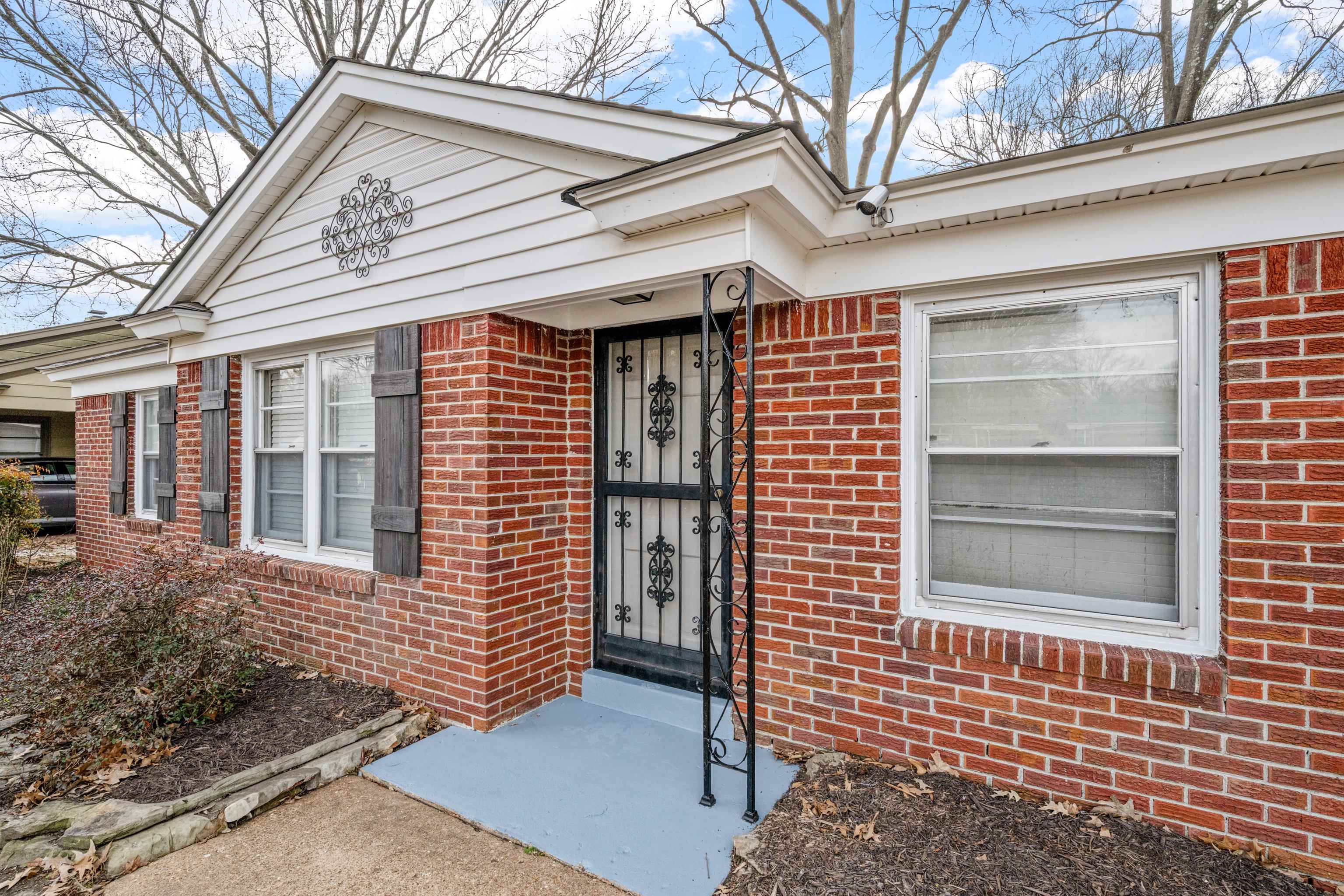 1453 Colonial Road Memphis, TN 38117 - Photo 2 of 36