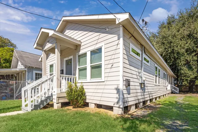 a view of a house with backyard and deck