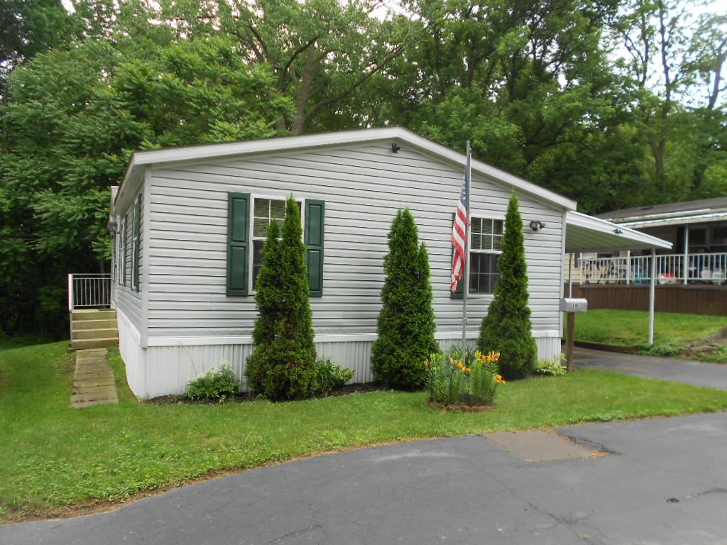 19 1/2 Spinet is a well maintained double wide mob